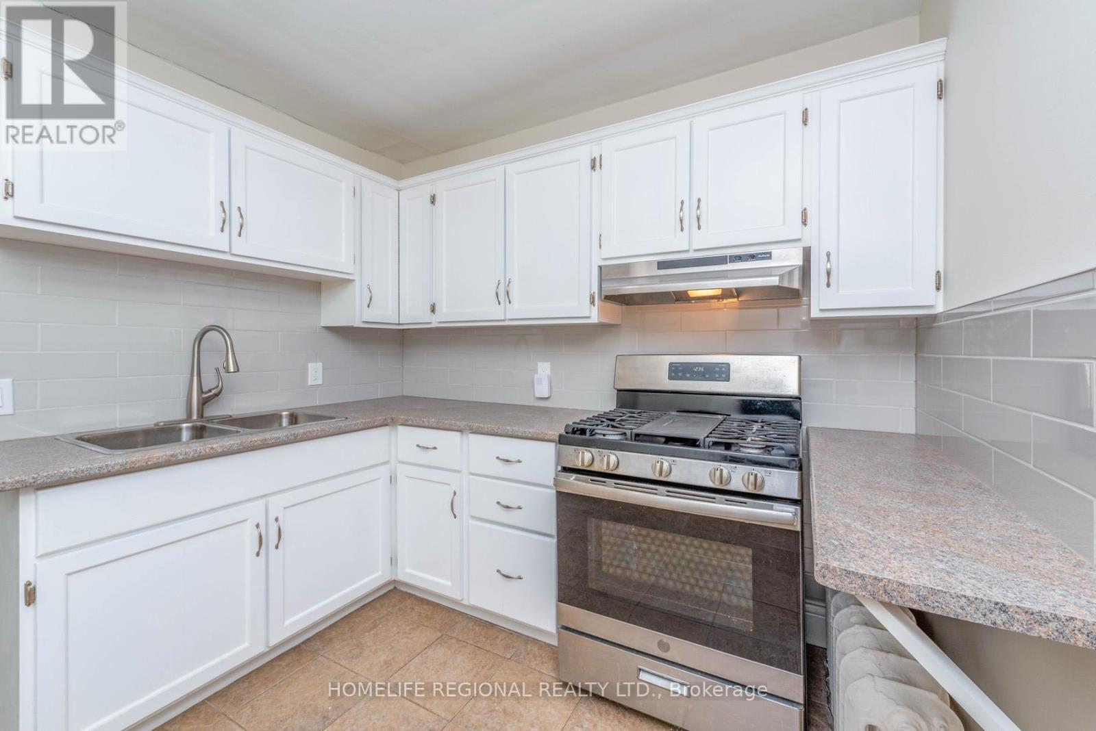 200 Roxton Road, Toronto, Ontario  M6J 2Y5 - Photo 17 - C12428462