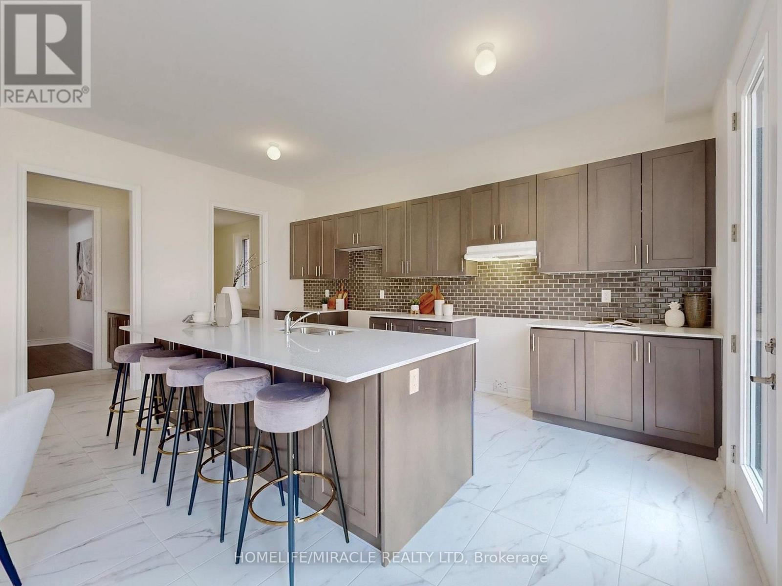 25 Joiner Circle, Whitchurch-Stouffville, Ontario  L4A 4W9 - Photo 18 - N12428431