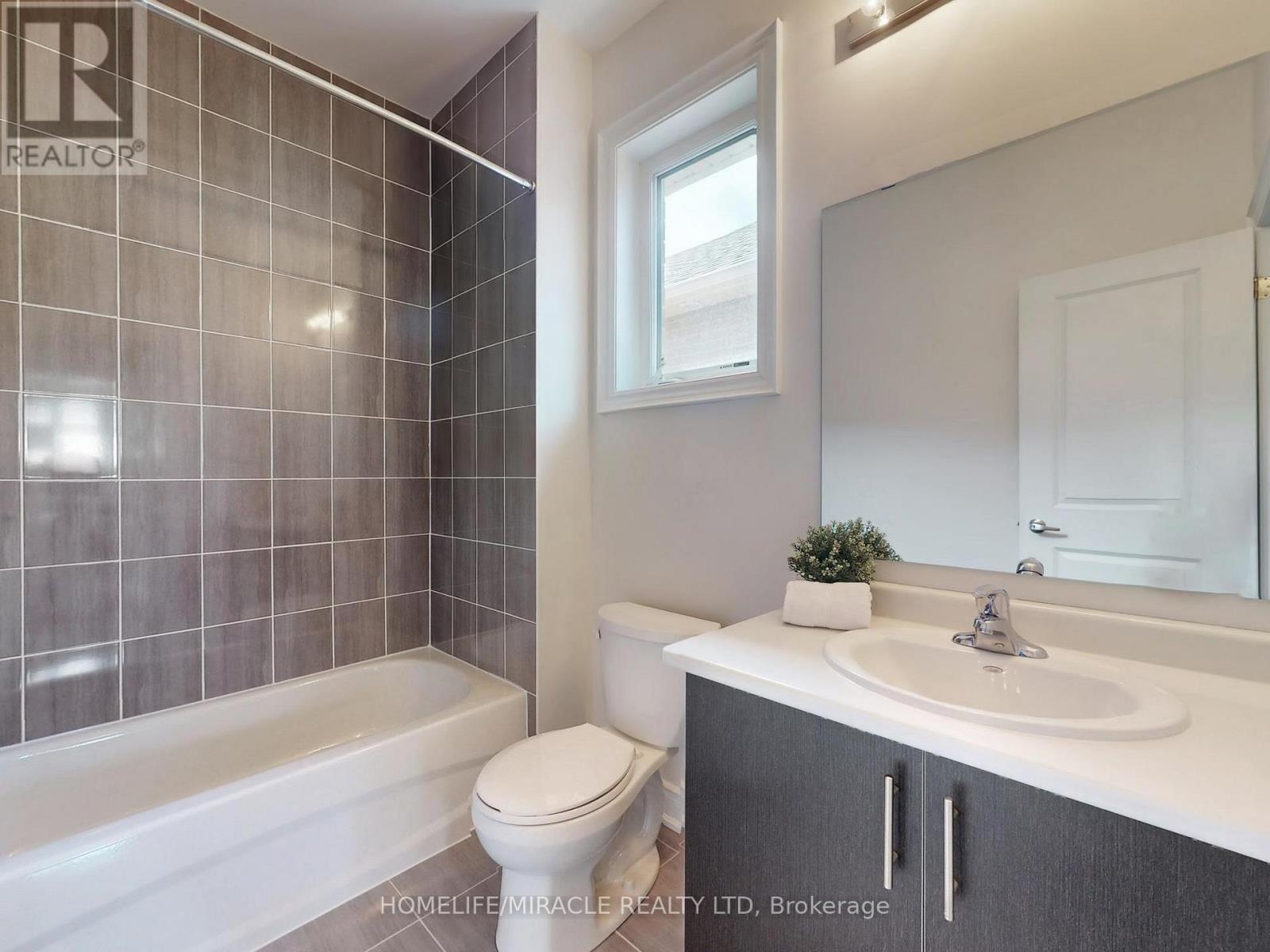25 Joiner Circle, Whitchurch-Stouffville, Ontario  L4A 4W9 - Photo 38 - N12428431
