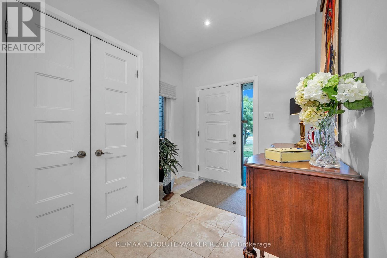 502 Moodie Drive, Ottawa, Ontario  K2H 8A7 - Photo 3 - X12428584