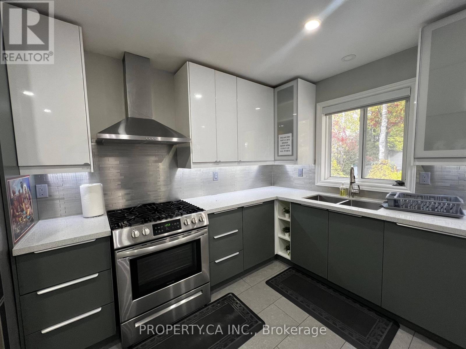 59 Lee Street, Wasaga Beach, Ontario  L9Z 2Z8 - Photo 15 - S12428448