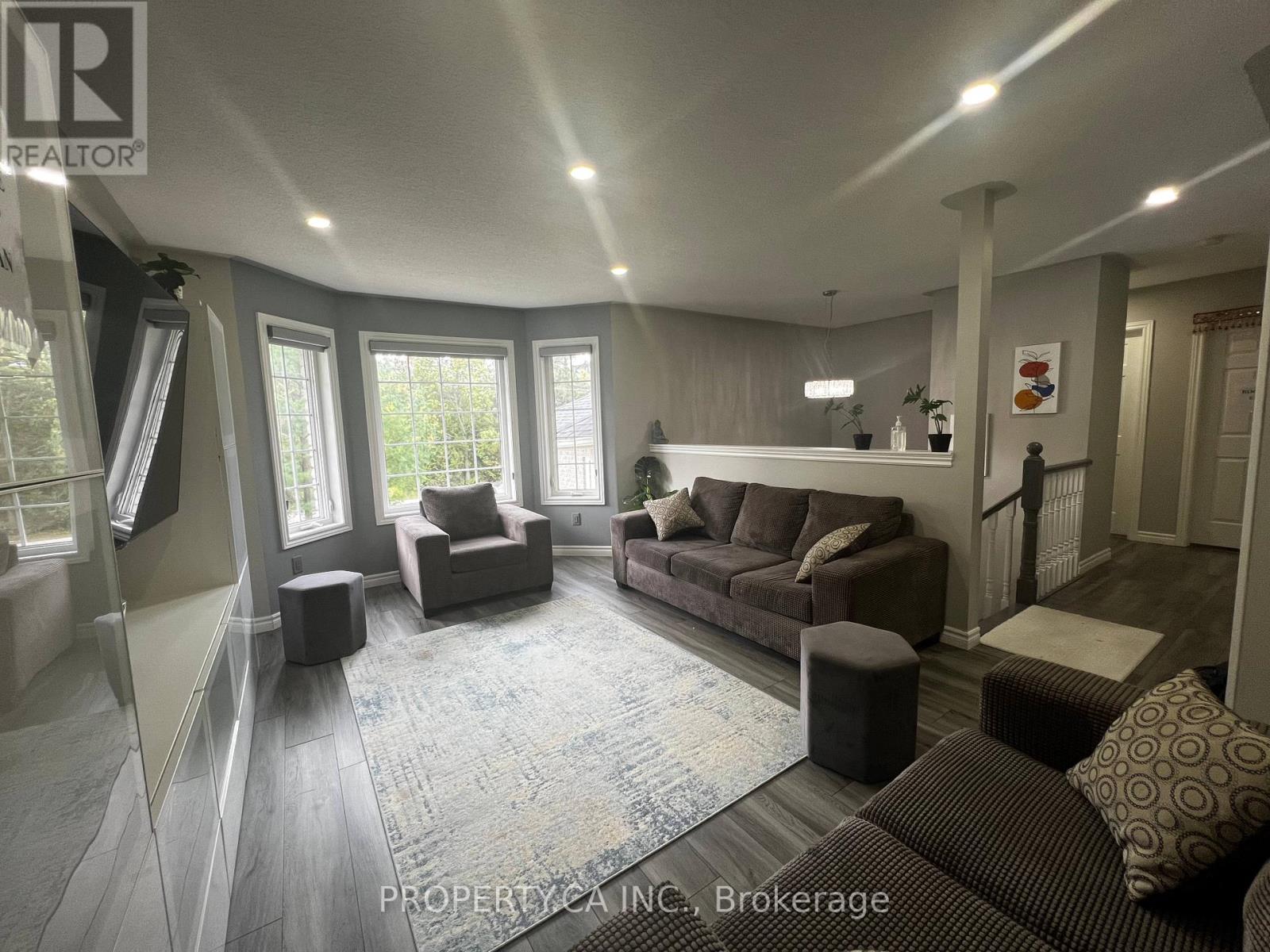 59 Lee Street, Wasaga Beach, Ontario  L9Z 2Z8 - Photo 3 - S12428448
