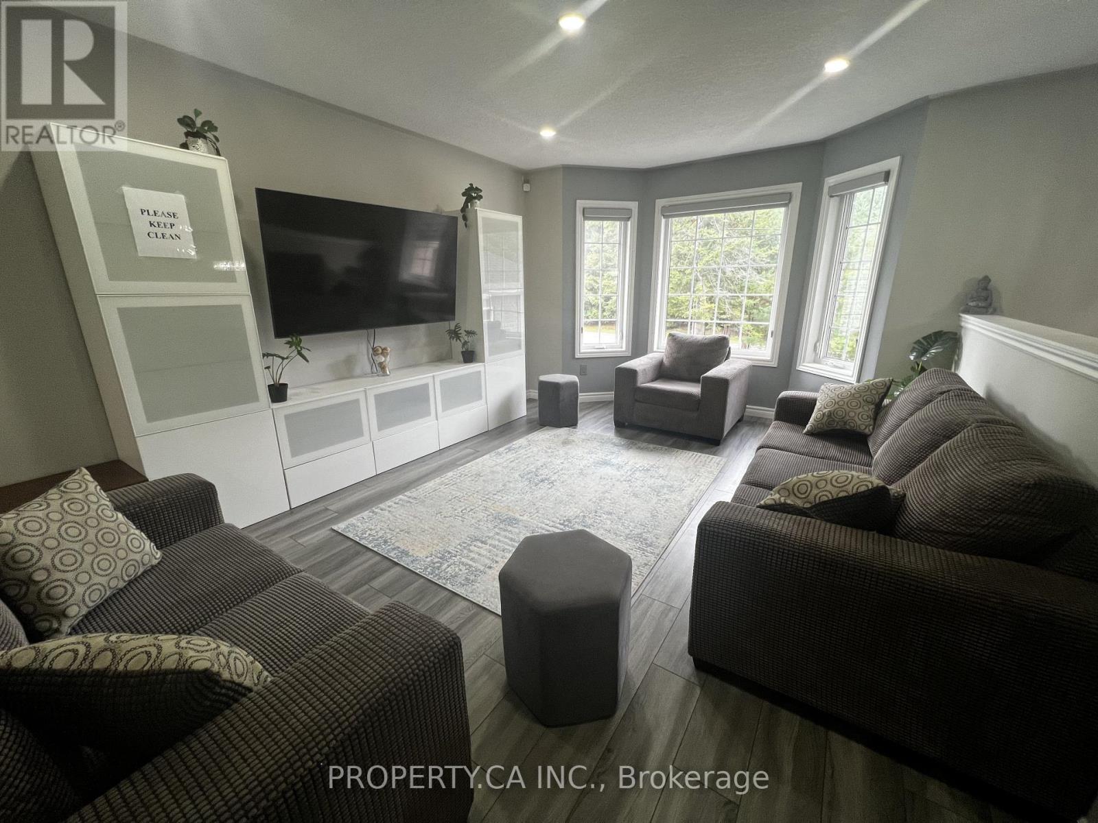59 Lee Street, Wasaga Beach, Ontario  L9Z 2Z8 - Photo 4 - S12428448