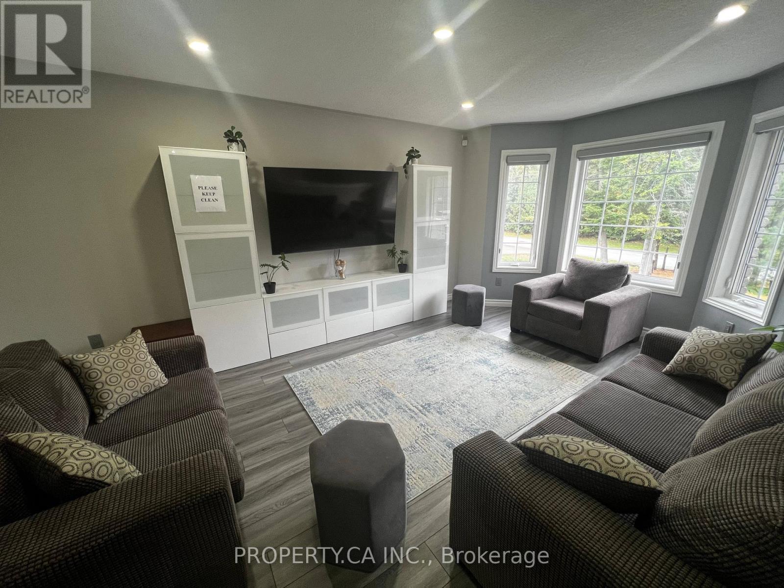 59 Lee Street, Wasaga Beach, Ontario  L9Z 2Z8 - Photo 5 - S12428448