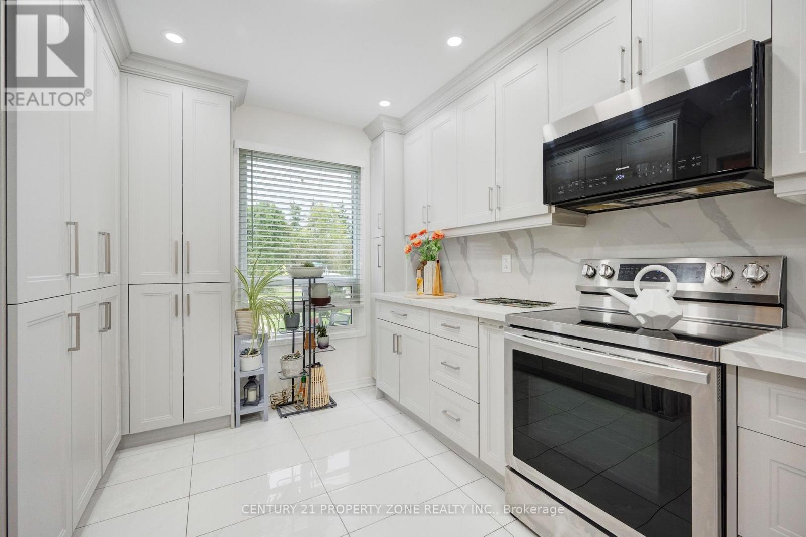 2 Cortez Court, Brampton, Ontario  L6X 3Z4 - Photo 4 - W12428434