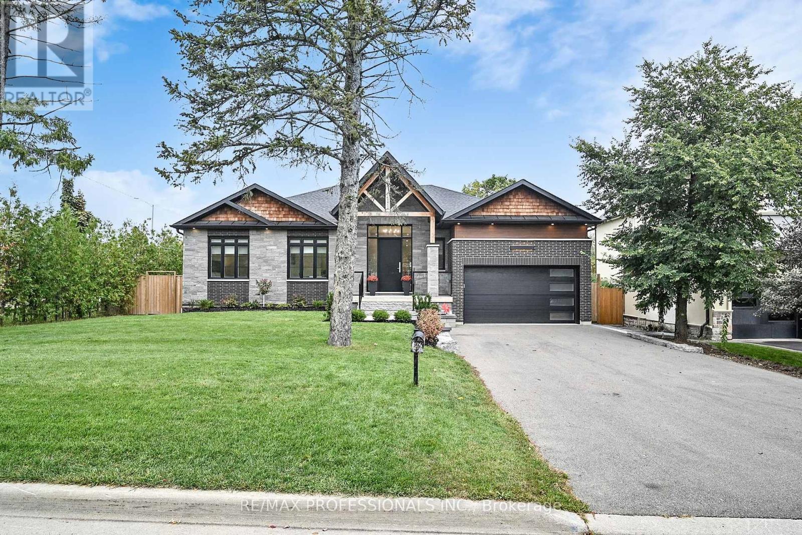 2615 Whaley Drive, Mississauga, Ontario  L5B 1X1 - Photo 1 - W12428460
