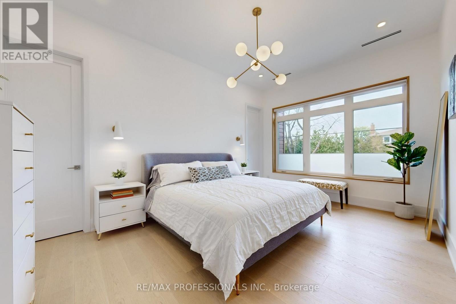 2615 Whaley Drive, Mississauga, Ontario  L5B 1X1 - Photo 13 - W12428460
