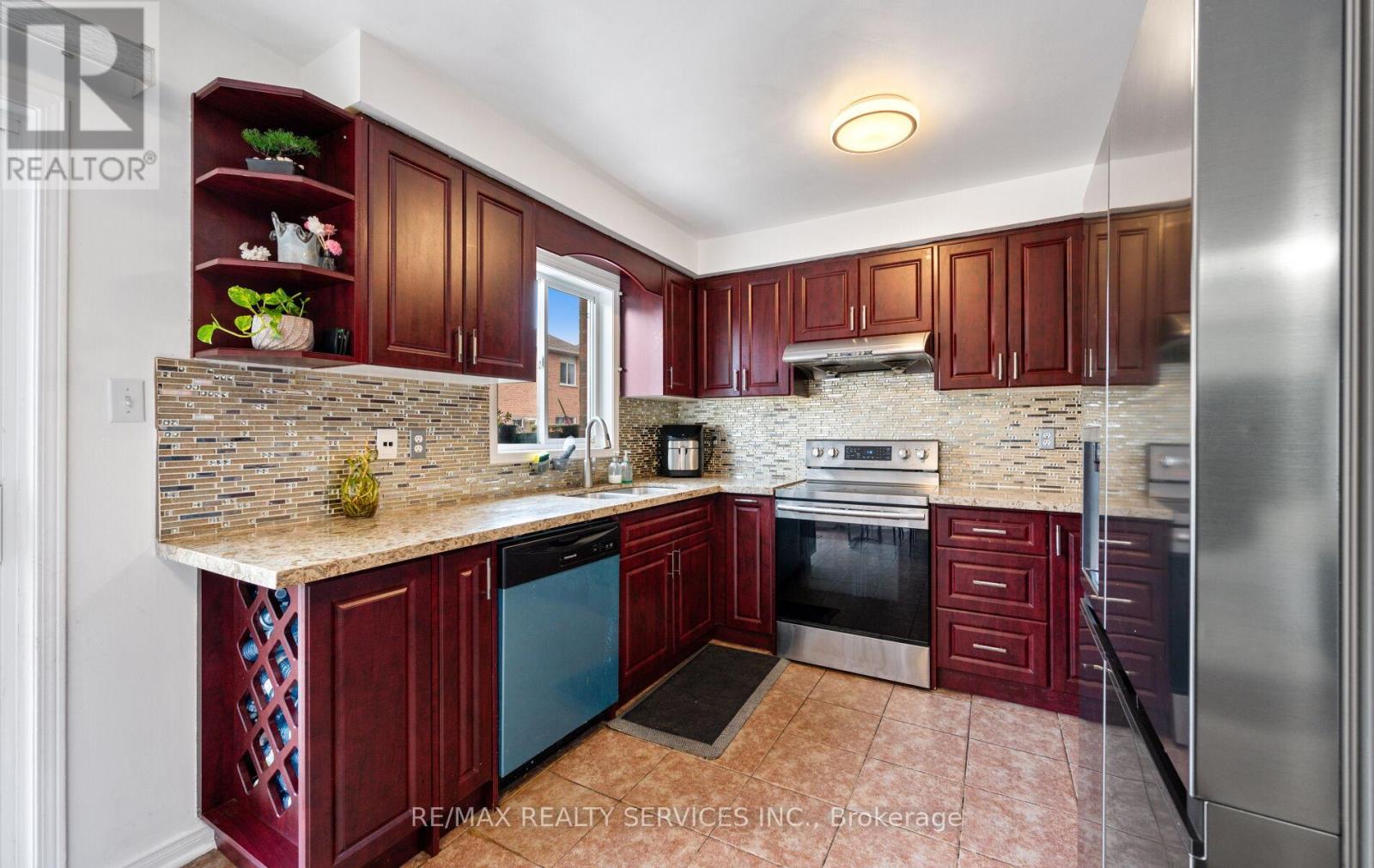 87 Queen Mary Drive, Brampton, Ontario  L7A 2K2 - Photo 17 - W12428547