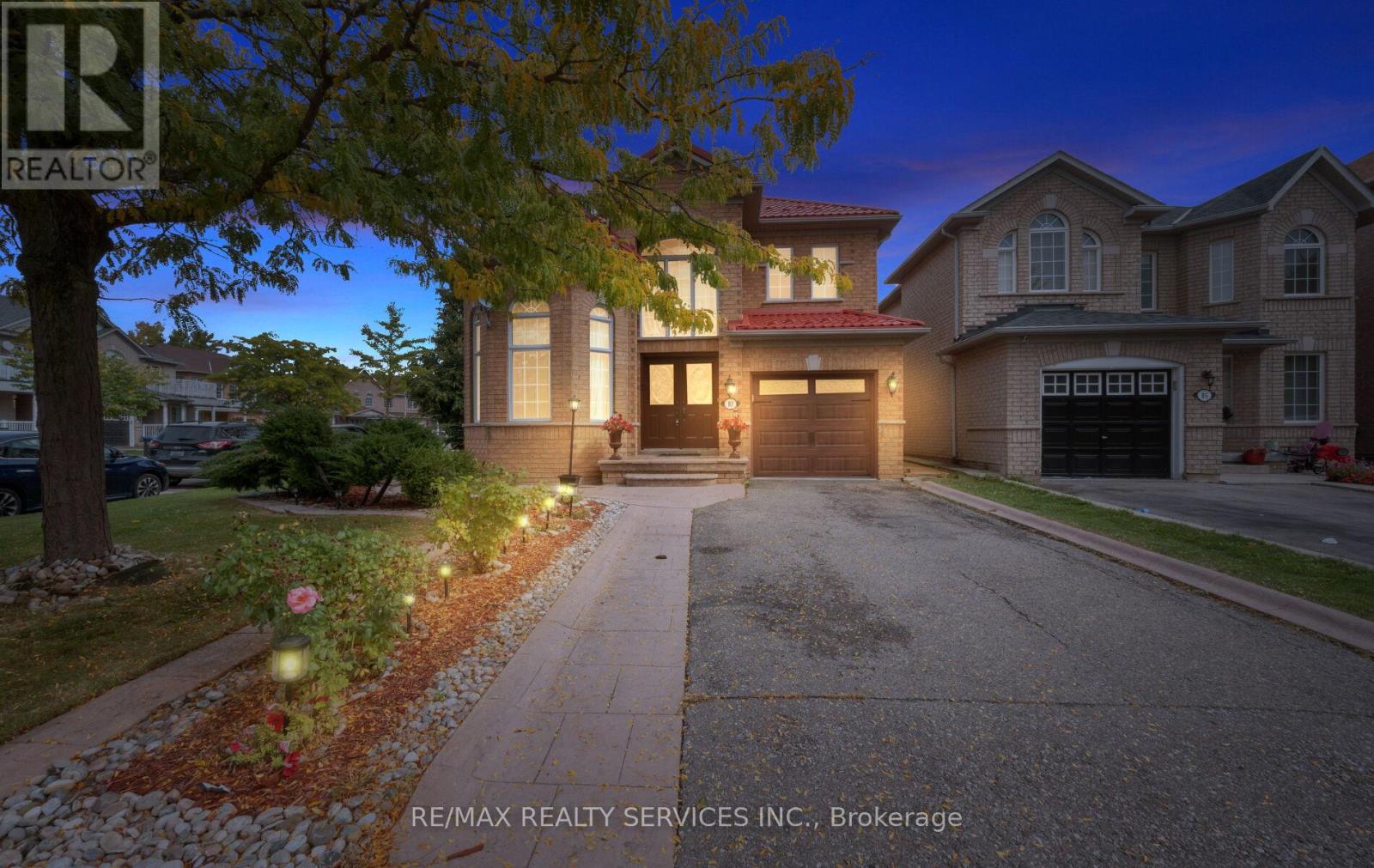 87 Queen Mary Drive, Brampton, Ontario  L7A 2K2 - Photo 2 - W12428547