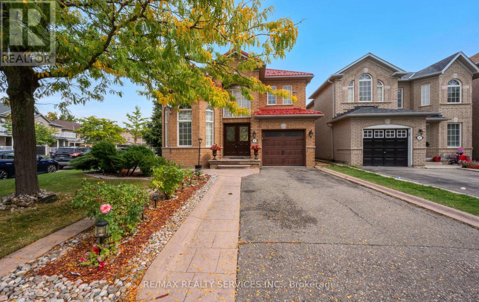 87 Queen Mary Drive, Brampton, Ontario  L7A 2K2 - Photo 4 - W12428547