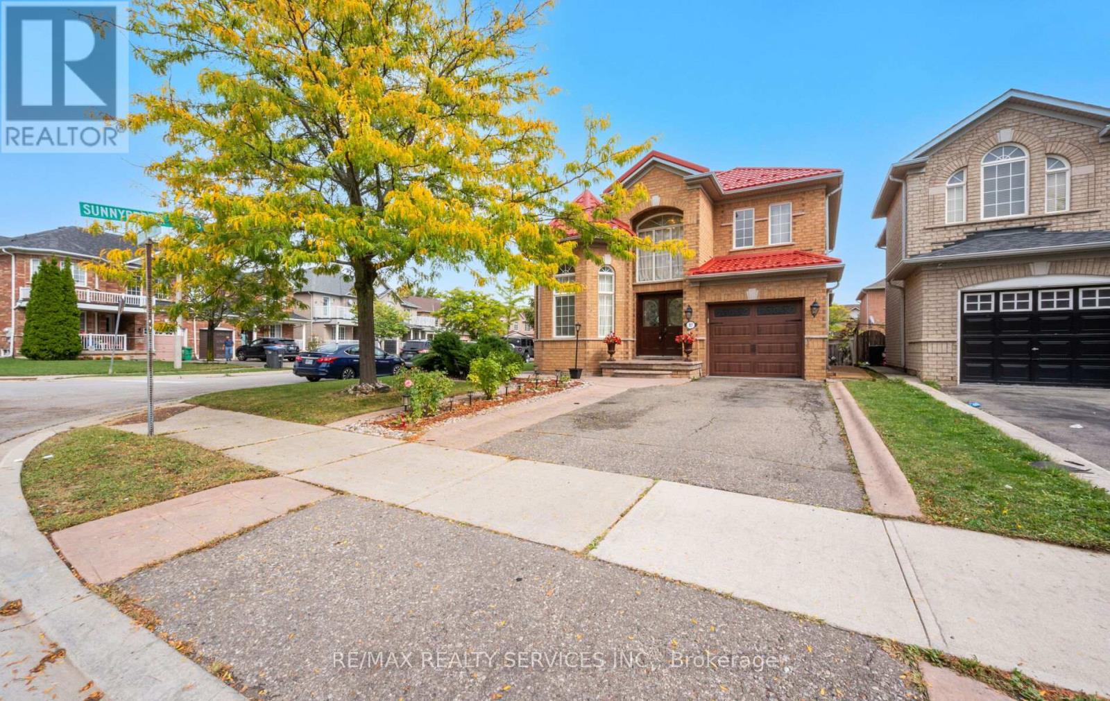 87 Queen Mary Drive, Brampton, Ontario  L7A 2K2 - Photo 5 - W12428547