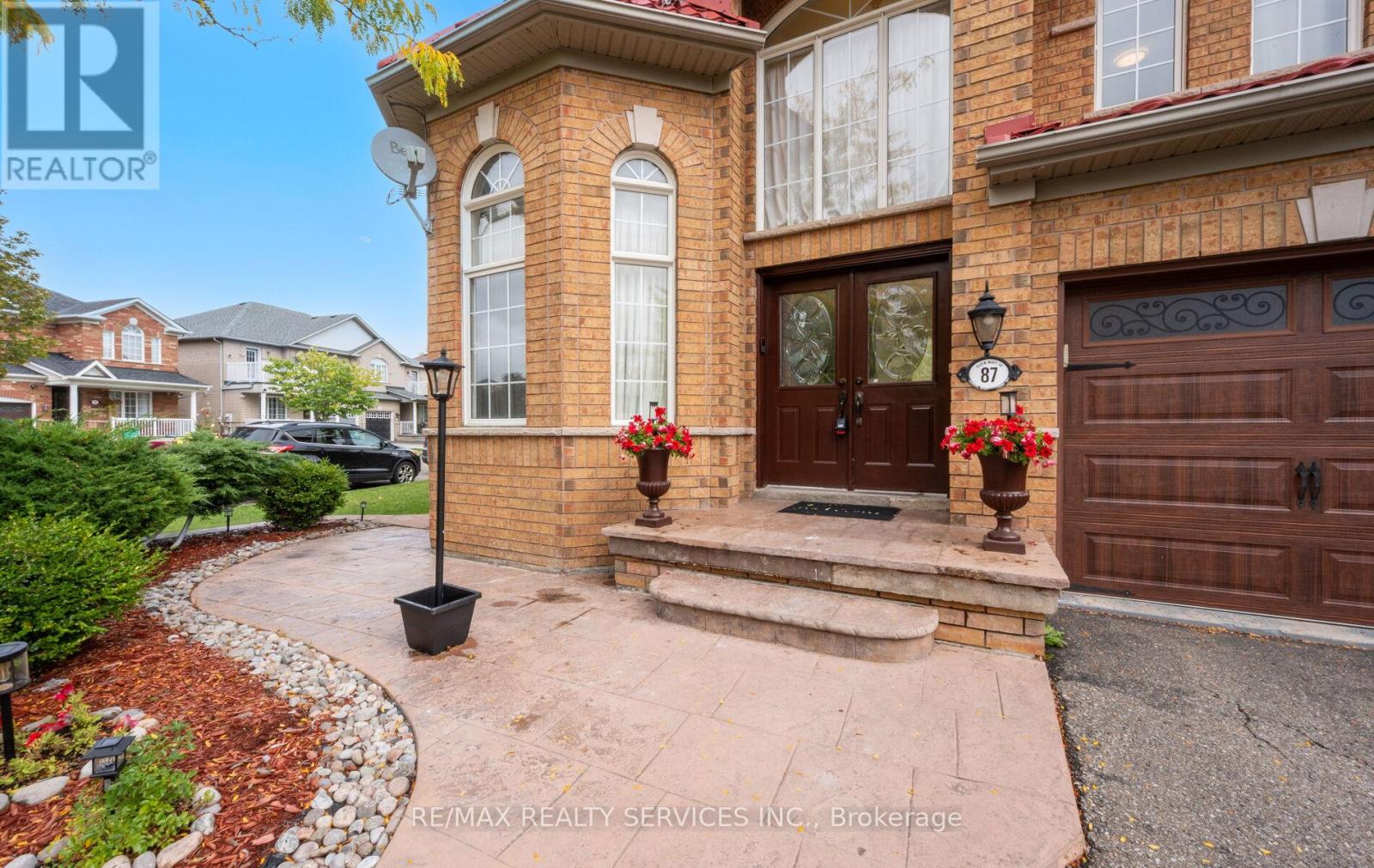 87 Queen Mary Drive, Brampton, Ontario  L7A 2K2 - Photo 6 - W12428547
