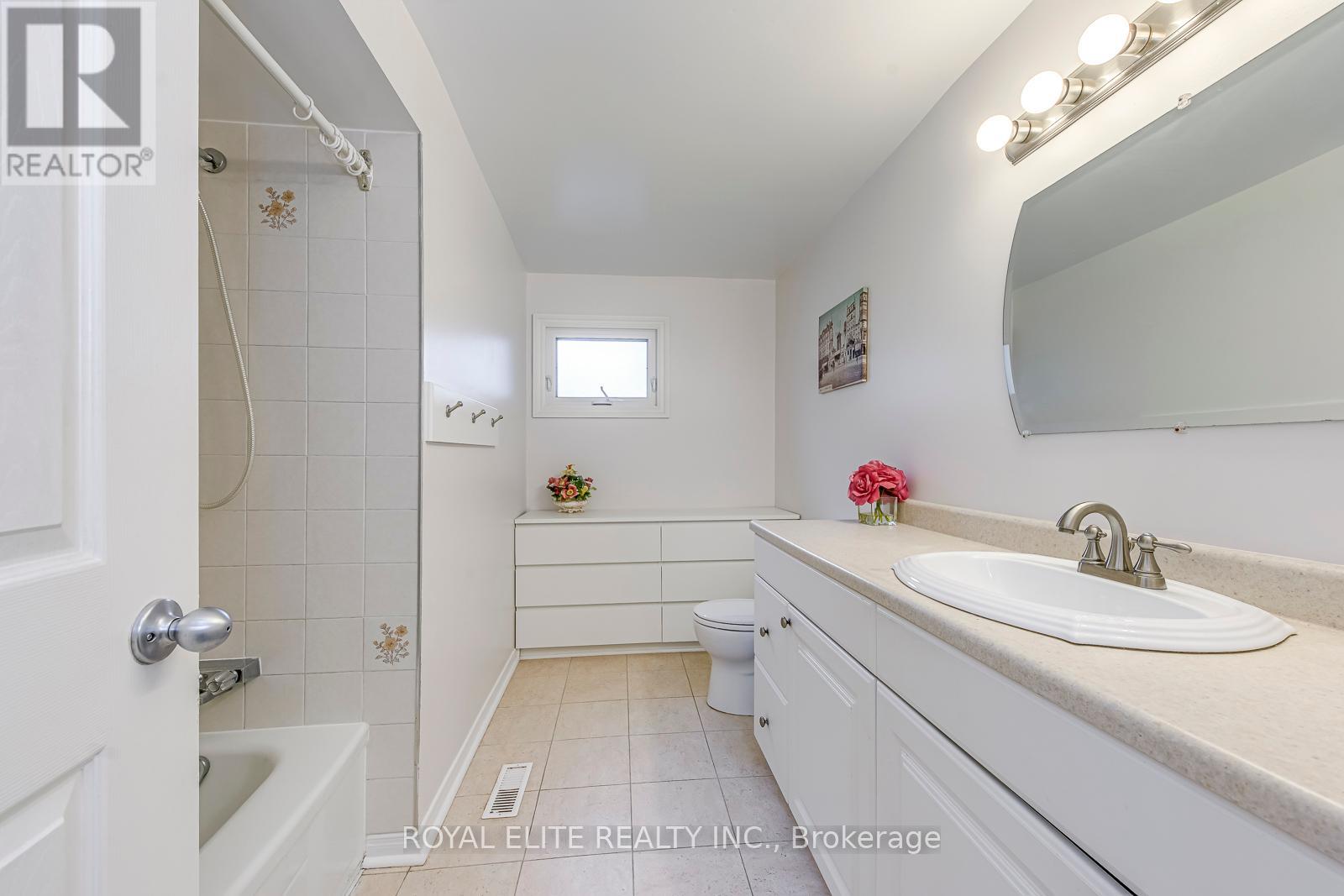 6951 Harris Road, Mississauga, Ontario  L5N 4Y9 - Photo 29 - W12428574
