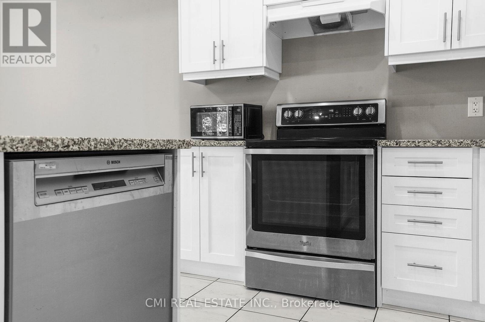 32 Alayche Trail, Welland, Ontario  L3C 0J7 - Photo 12 - X12428461