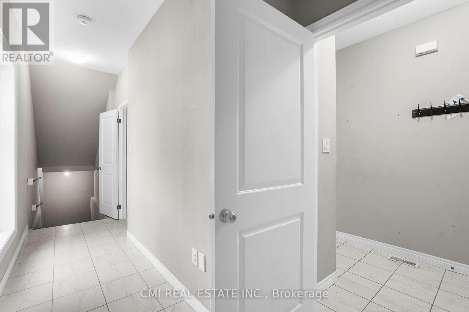 32 Alayche Trail, Welland, Ontario  L3C 0J7 - Photo 5 - X12428461
