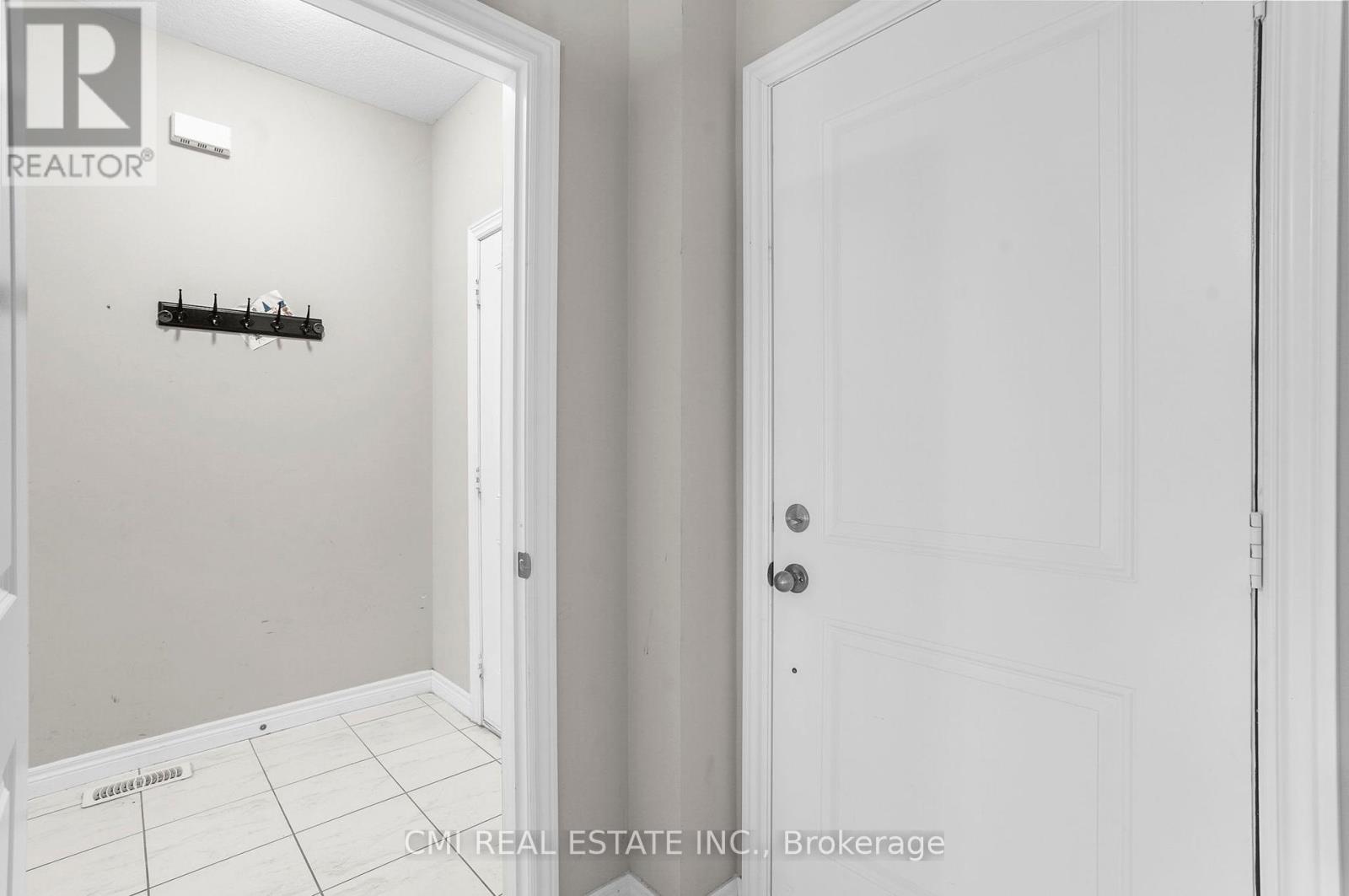 32 Alayche Trail, Welland, Ontario  L3C 0J7 - Photo 6 - X12428461