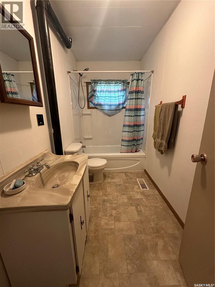 1225 Halifax Street, Halbrite, Saskatchewan  S0C 1H0 - Photo 7 - SK012914