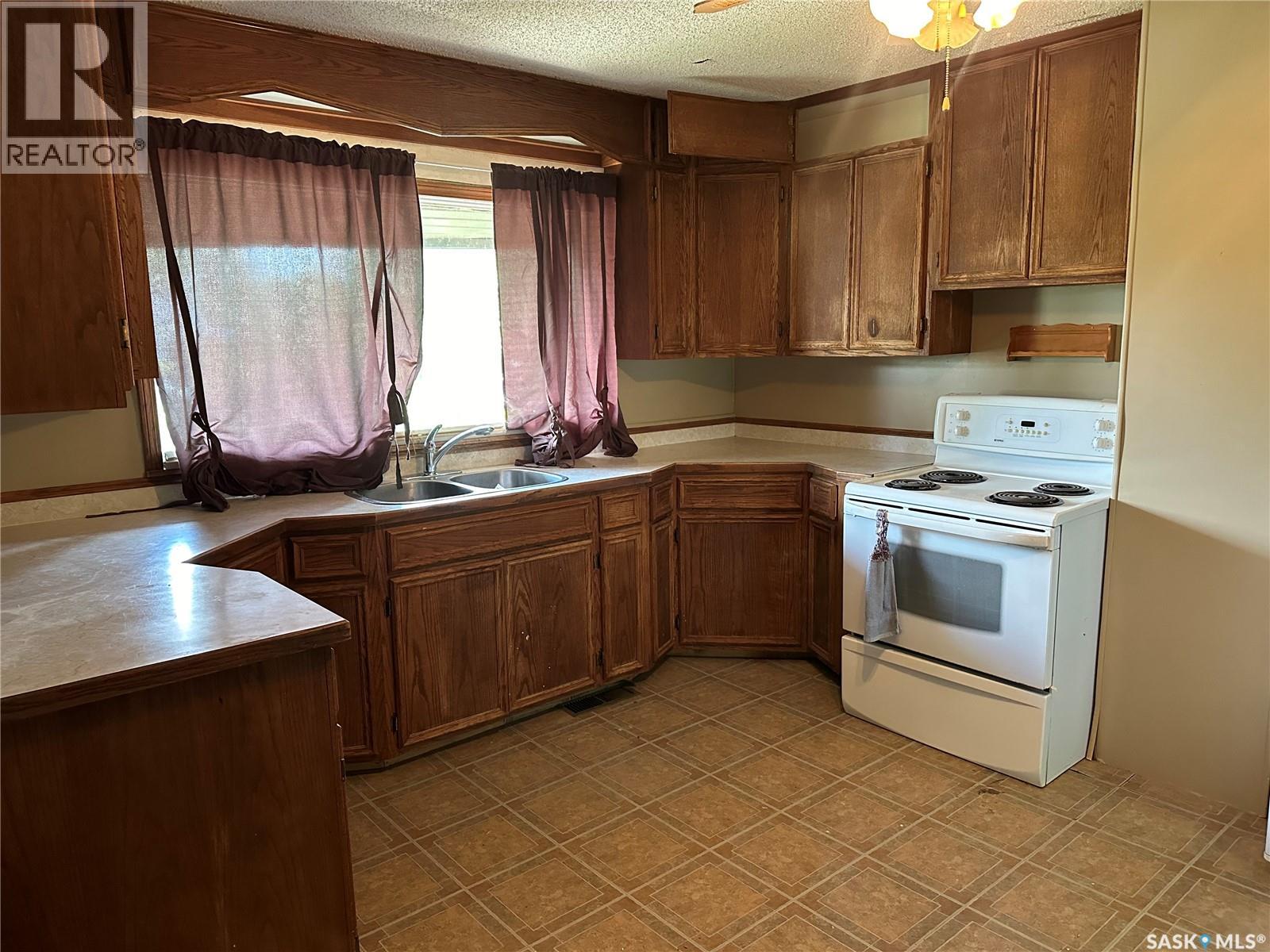1225 Halifax Street, Halbrite, Saskatchewan  S0C 1H0 - Photo 2 - SK012914