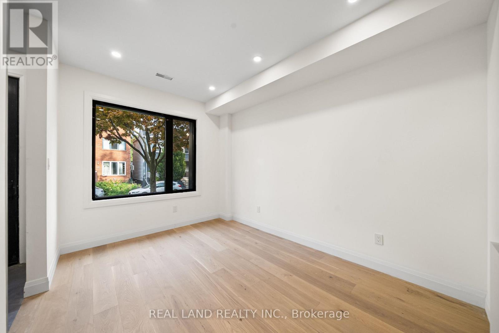 30 Winnifred Avenue, Toronto, Ontario  M4M 2X3 - Photo 10 - E12427836