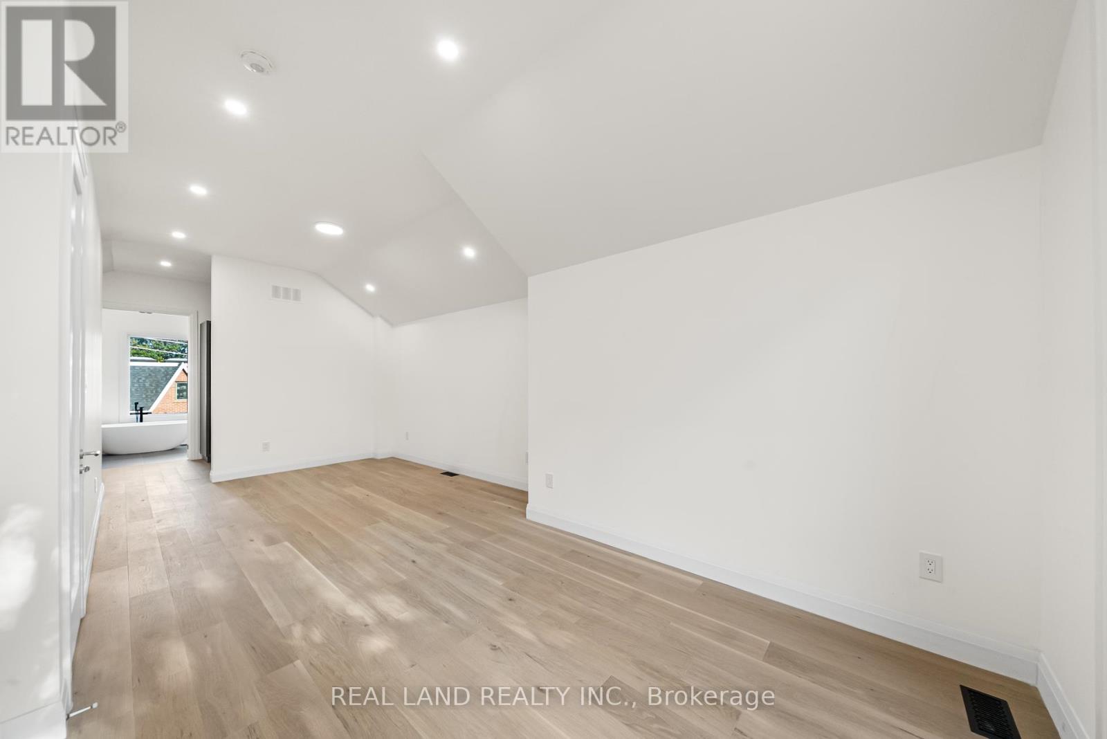 30 Winnifred Avenue, Toronto, Ontario  M4M 2X3 - Photo 18 - E12427836