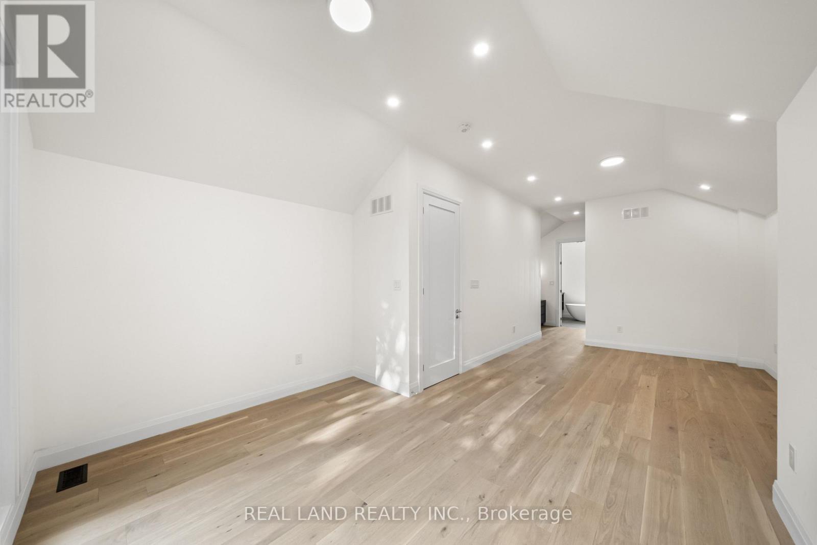30 Winnifred Avenue, Toronto, Ontario  M4M 2X3 - Photo 19 - E12427836
