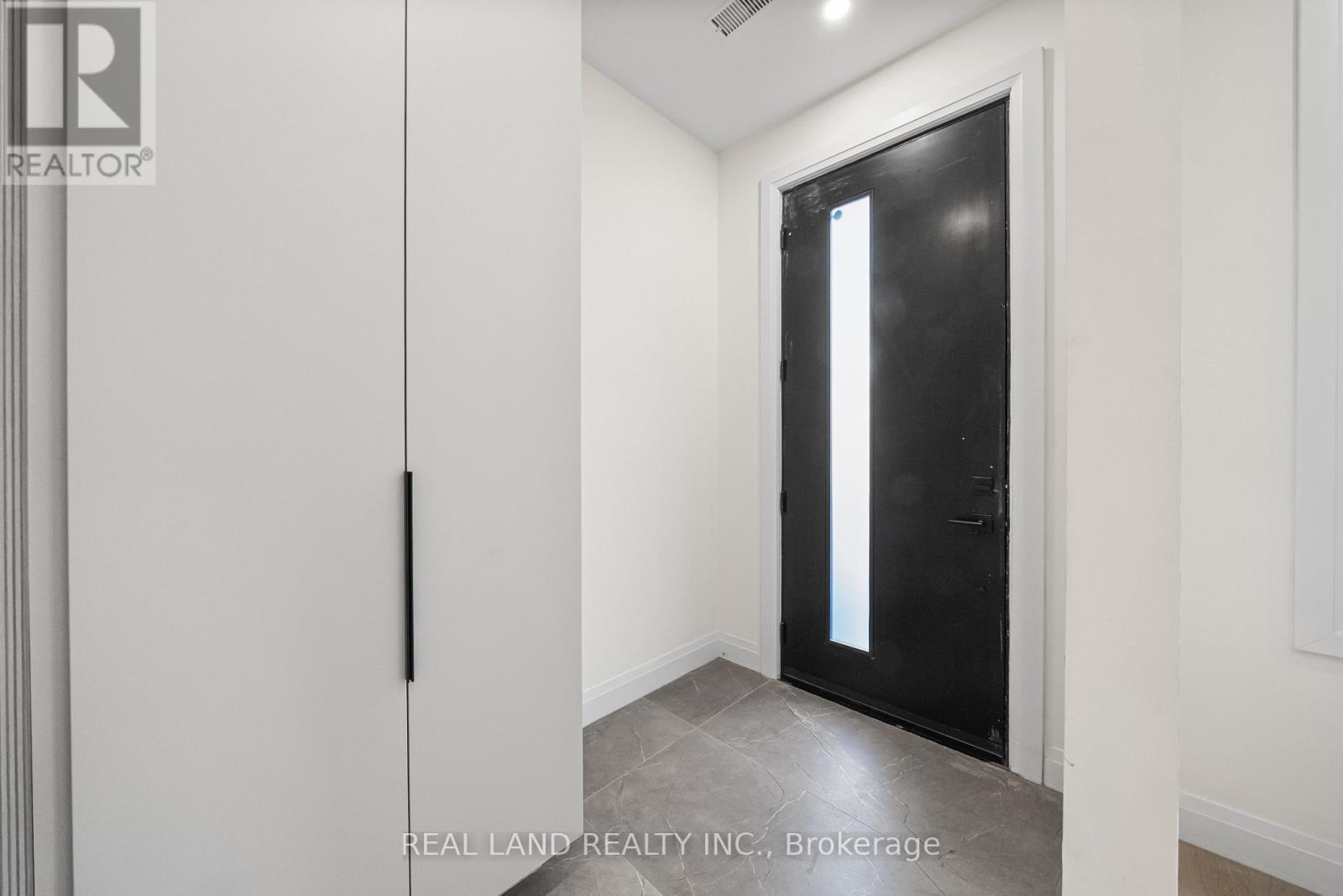 30 Winnifred Avenue, Toronto, Ontario  M4M 2X3 - Photo 4 - E12427836