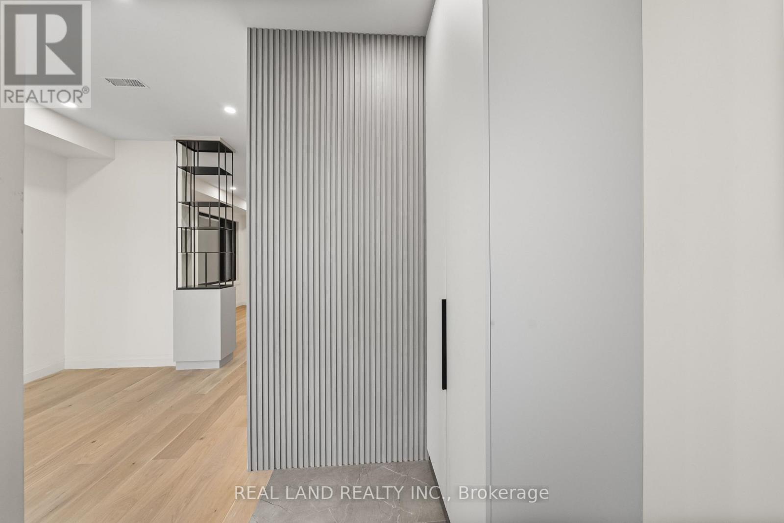 30 Winnifred Avenue, Toronto, Ontario  M4M 2X3 - Photo 6 - E12427836