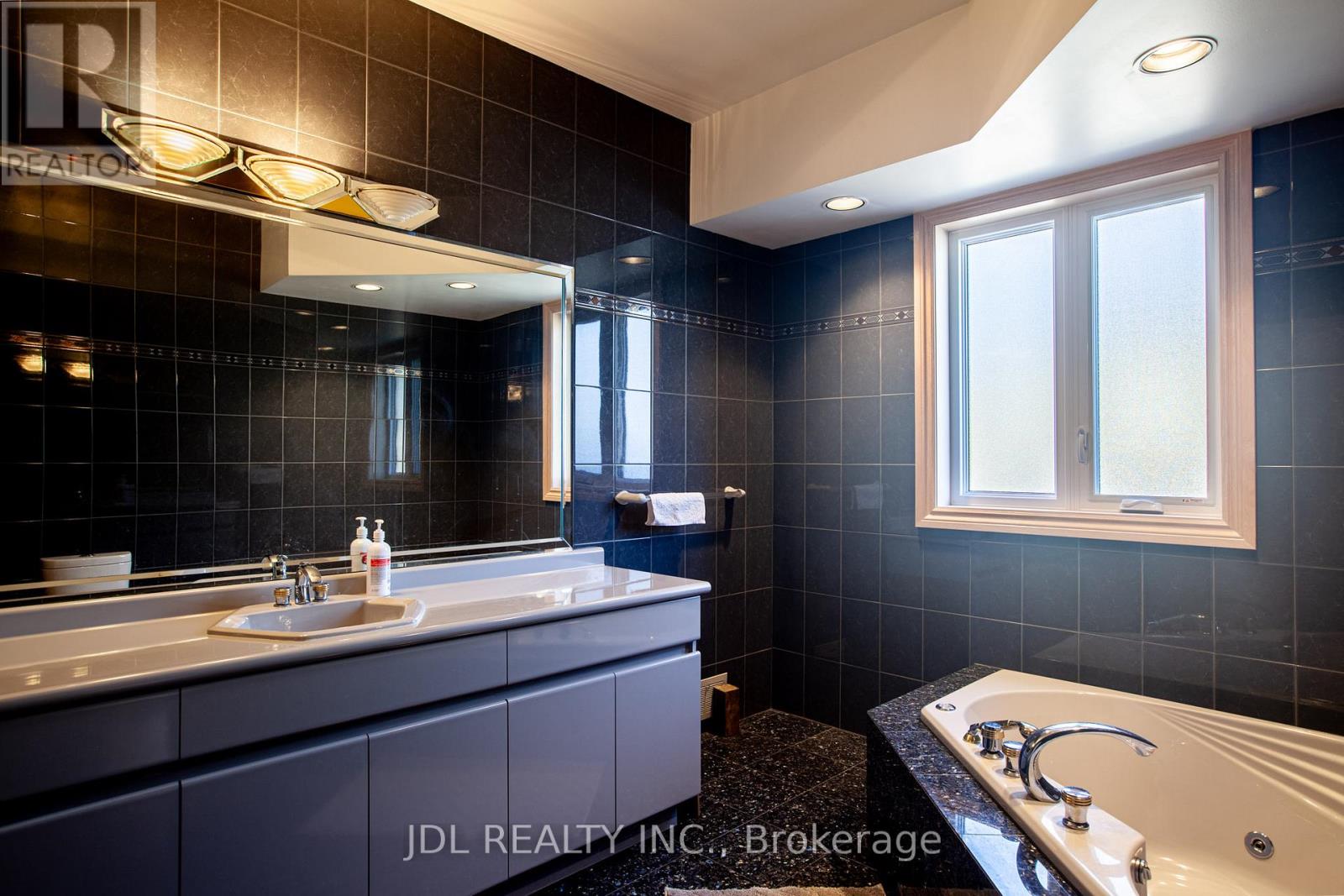 12356 Charlene Lane, Tecumseh, Ontario  N9K 1B1 - Photo 28 - X12427660