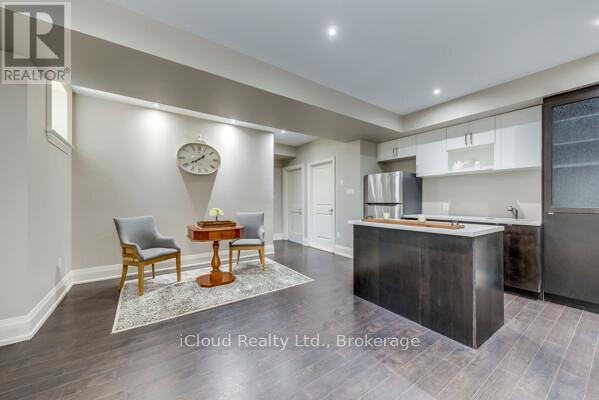 962 Fredonia Drive, Mississauga, Ontario  L5C 2W4 - Photo 25 - W12428138