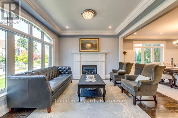 962 Fredonia Drive, Mississauga, Ontario  L5C 2W4 - Photo 4 - W12428138