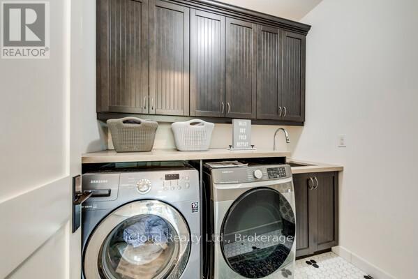 962 Fredonia Drive, Mississauga, Ontario  L5C 2W4 - Photo 23 - W12428138