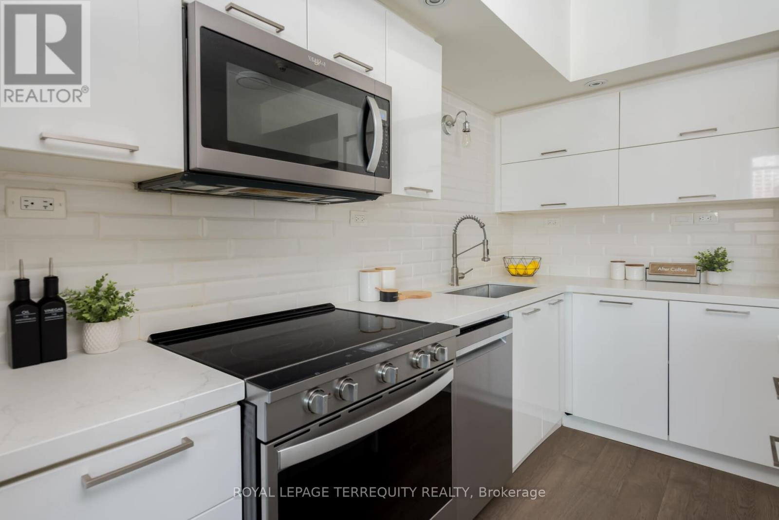 303 - 25 Capreol Court, Toronto, Ontario  M5V 3Z7 - Photo 11 - C12428661