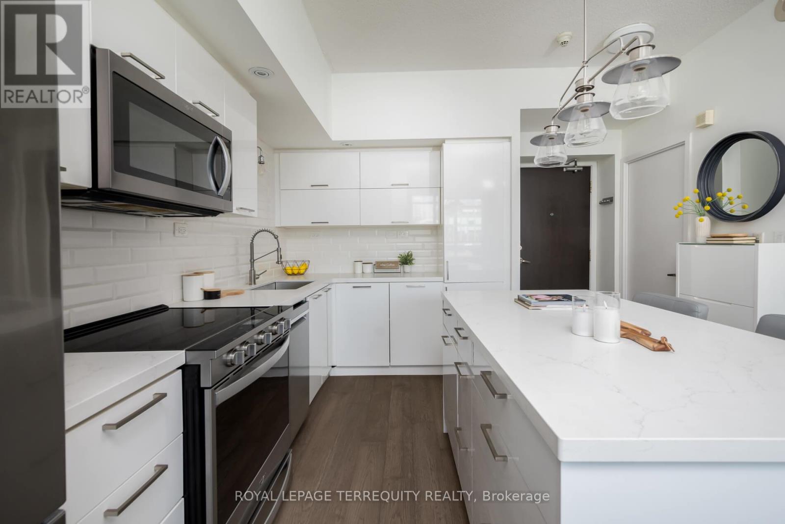 303 - 25 Capreol Court, Toronto, Ontario  M5V 3Z7 - Photo 12 - C12428661