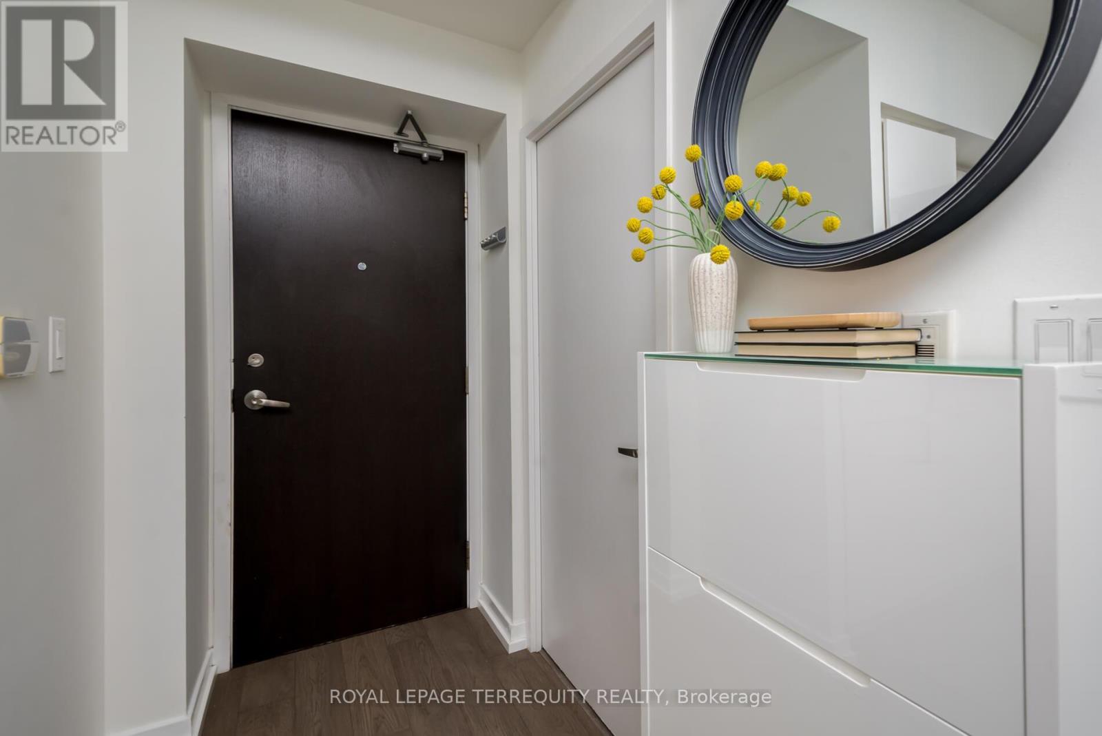 303 - 25 Capreol Court, Toronto, Ontario  M5V 3Z7 - Photo 6 - C12428661
