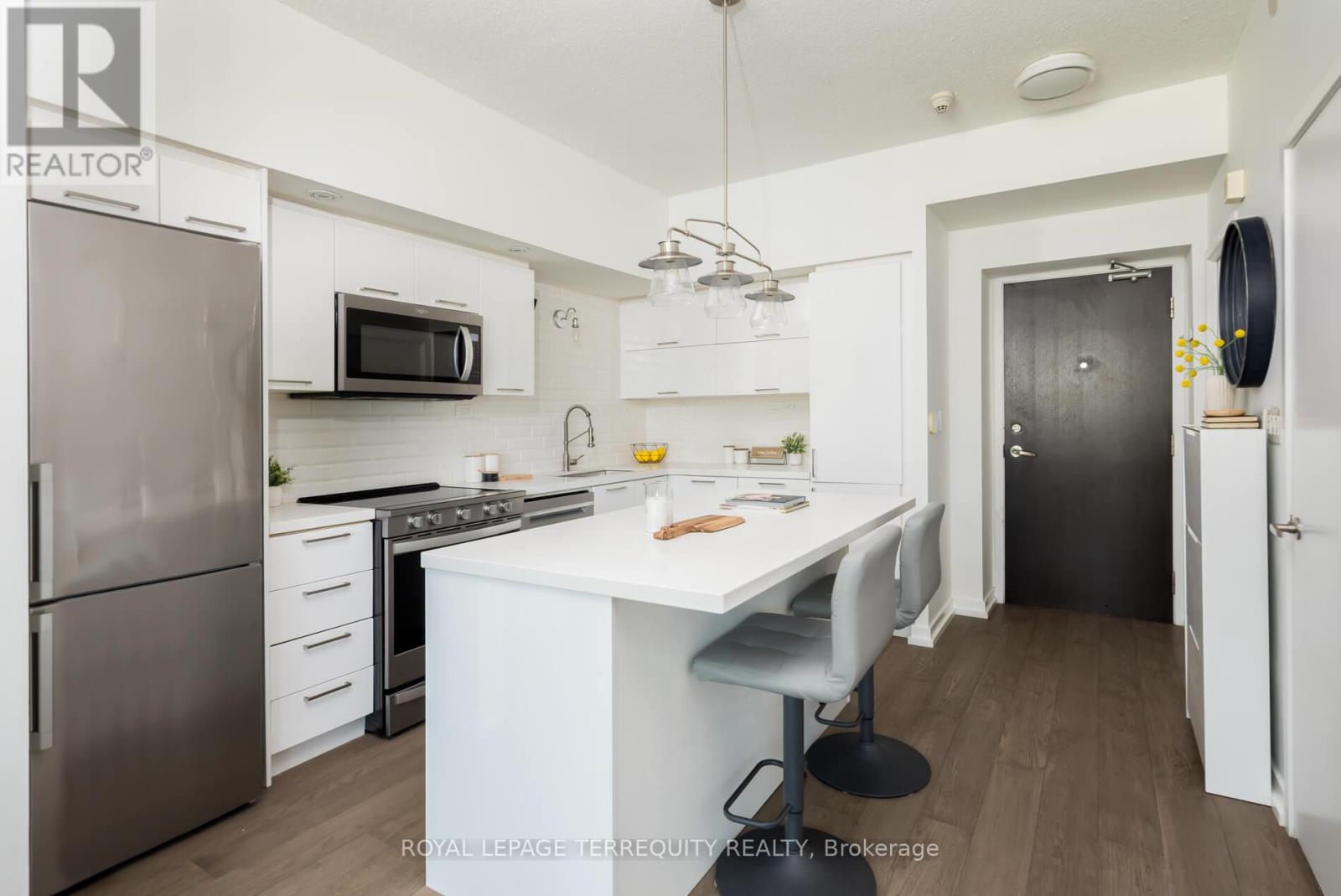 303 - 25 Capreol Court, Toronto, Ontario  M5V 3Z7 - Photo 8 - C12428661