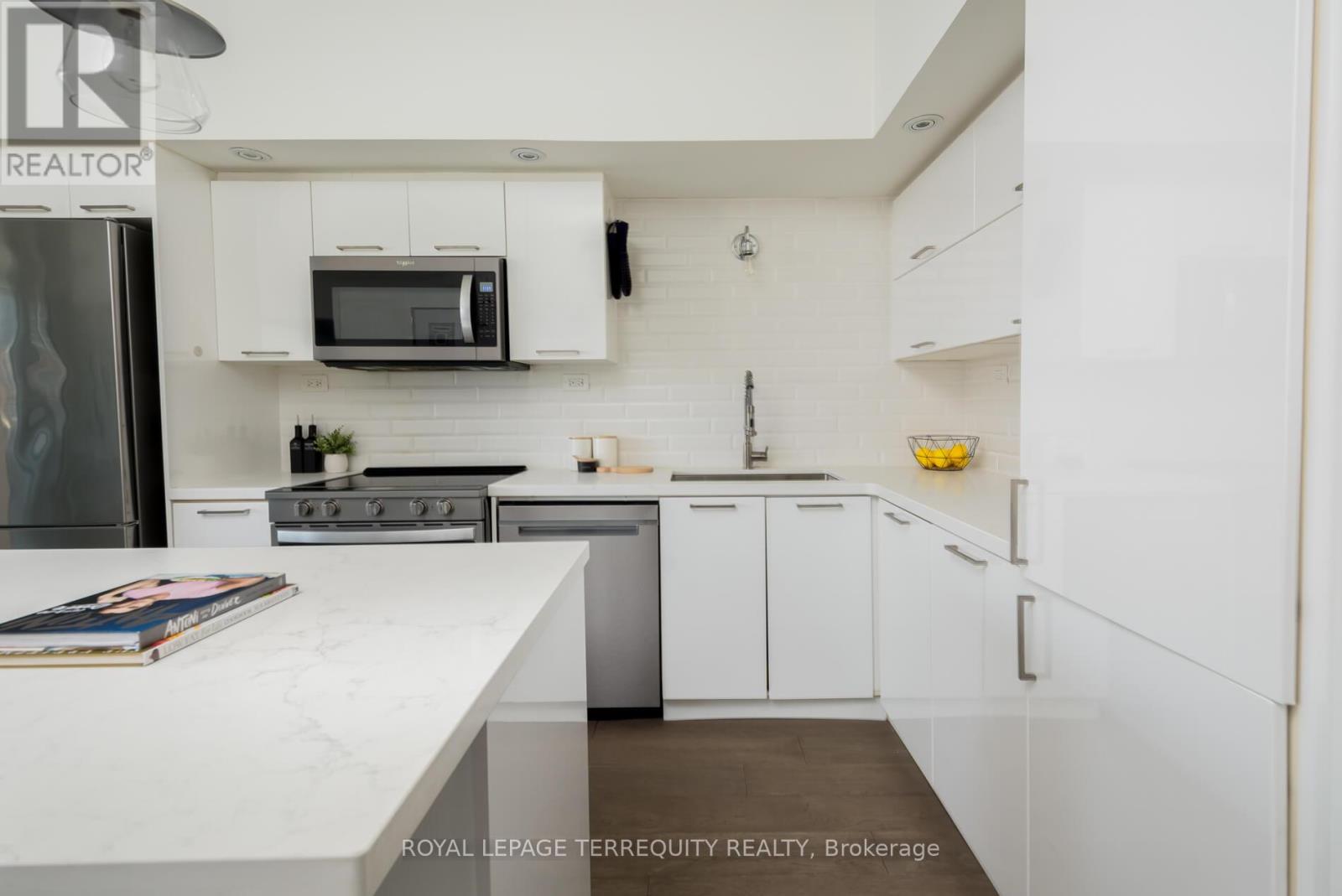 303 - 25 Capreol Court, Toronto, Ontario  M5V 3Z7 - Photo 9 - C12428661