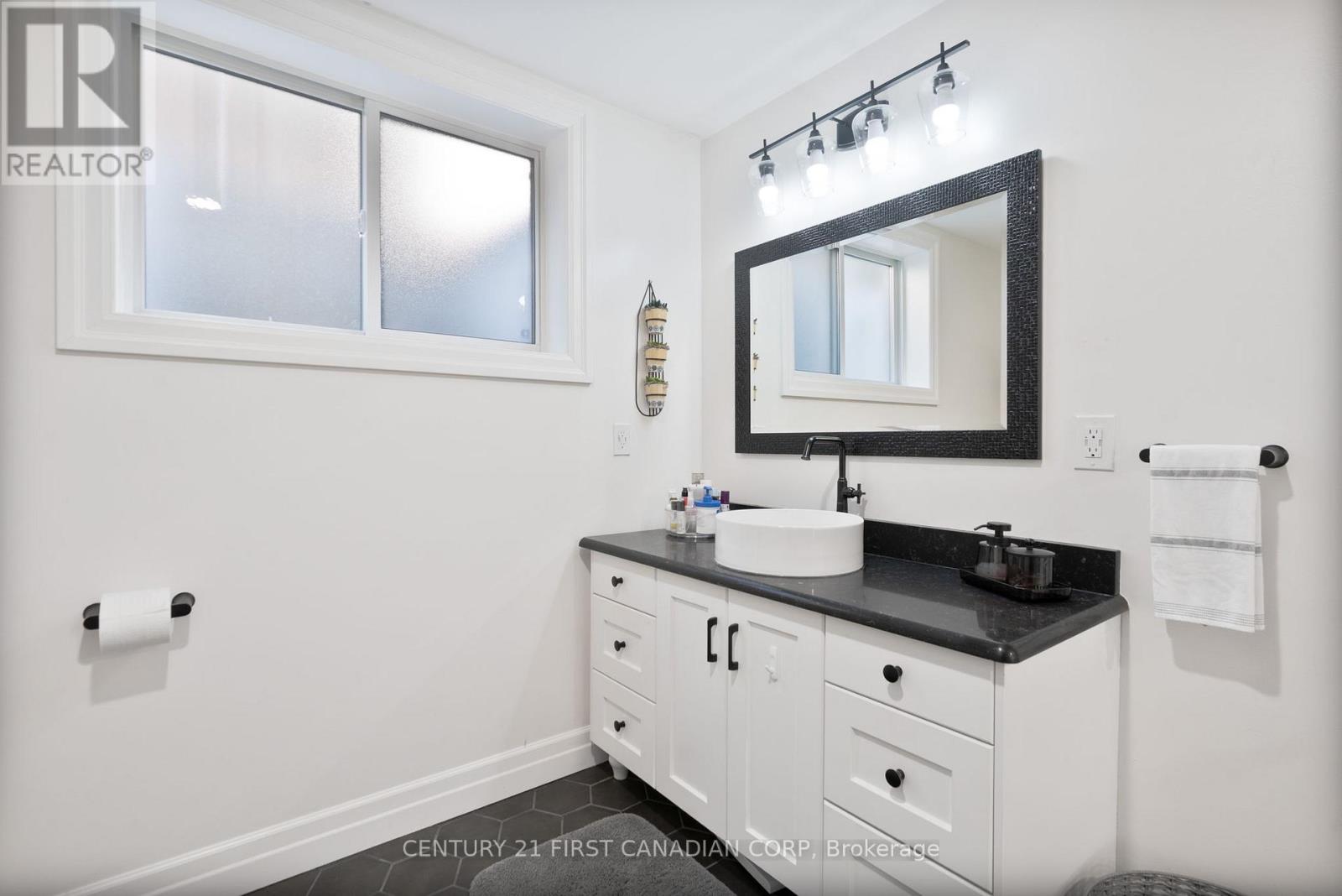 161 Collins Way, Strathroy-Caradoc, Ontario  N7G 3H3 - Photo 28 - X12428672
