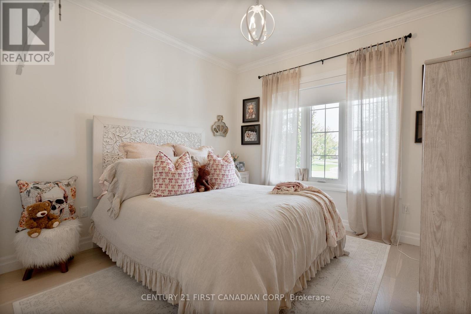 161 Collins Way, Strathroy-Caradoc, Ontario  N7G 3H3 - Photo 5 - X12428672