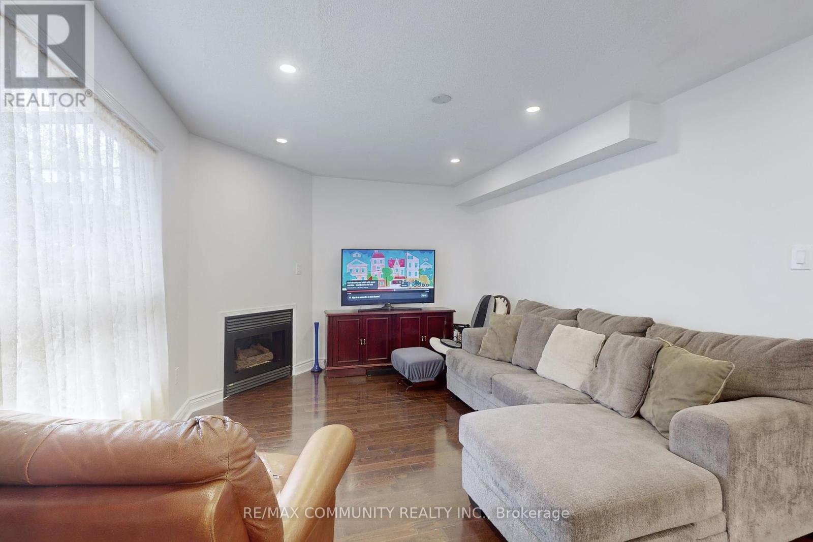 71 Hibbard Drive, Ajax, Ontario  L1Z 1J8 - Photo 10 - E12428582