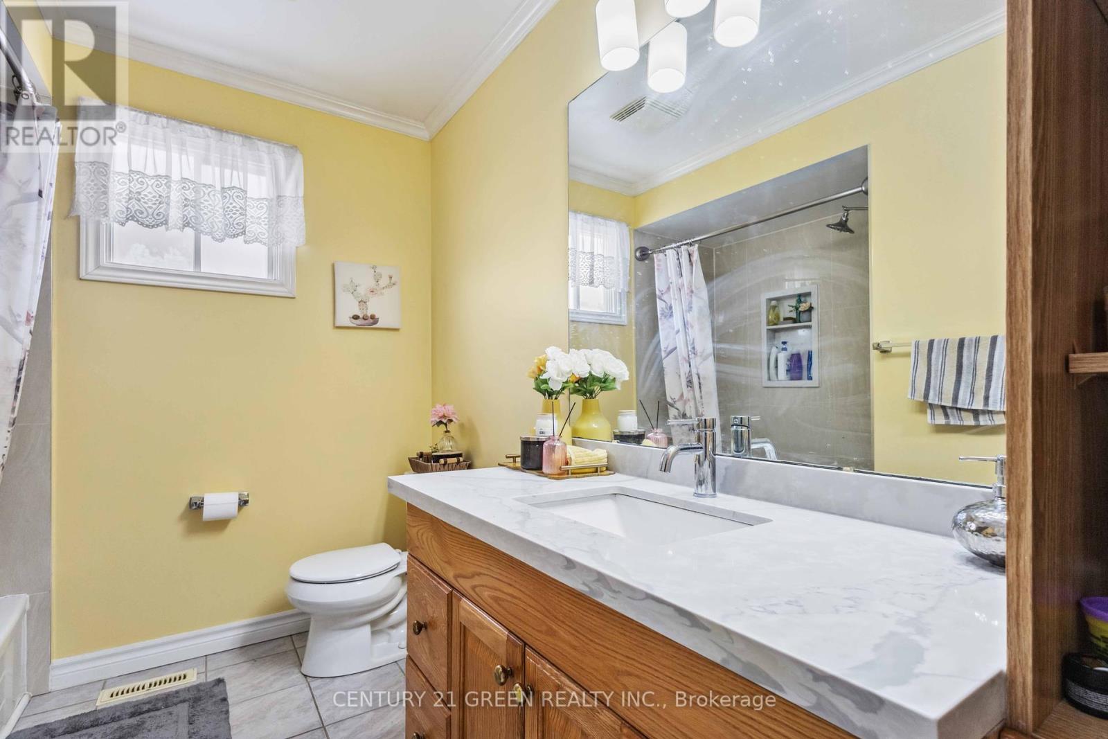 Main & 2nd Floor - 662 Grandview Drive, Oshawa, Ontario  L1H 8J3 - Photo 17 - E12428610