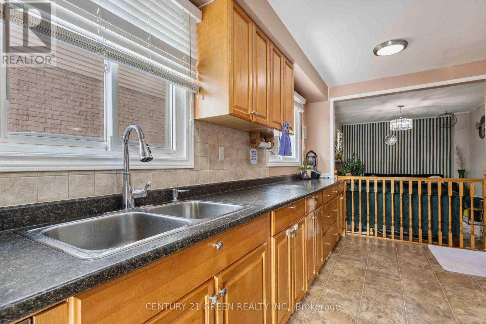 Main & 2nd Floor - 662 Grandview Drive, Oshawa, Ontario  L1H 8J3 - Photo 9 - E12428610