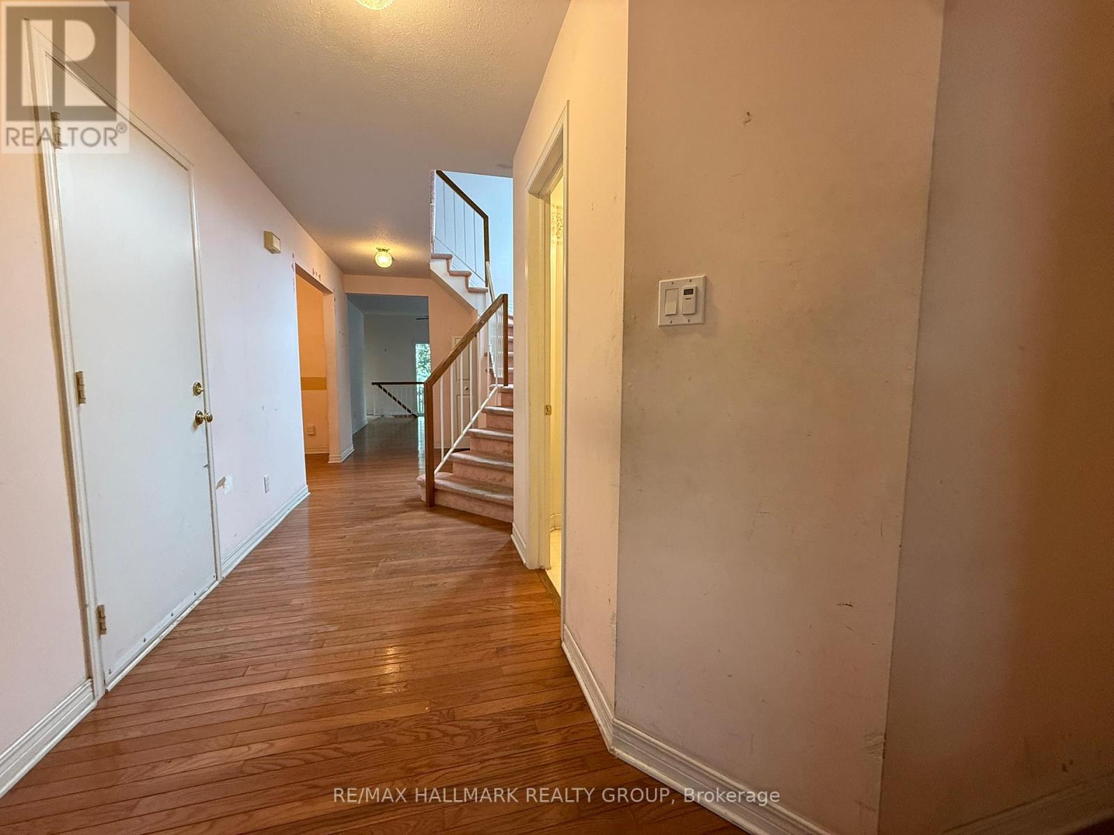 195 Blackdome Crescent, Ottawa, Ontario  K2T 1A6 - Photo 2 - X12428730