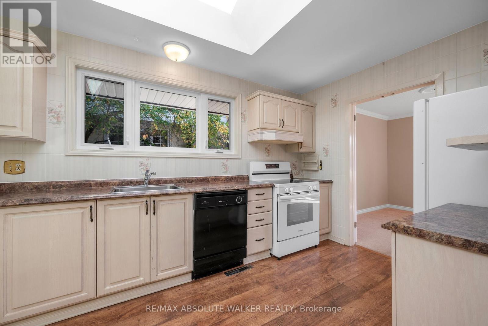 773 Eastvale Drive, Ottawa, Ontario  K1J 6Z9 - Photo 11 - X12428756