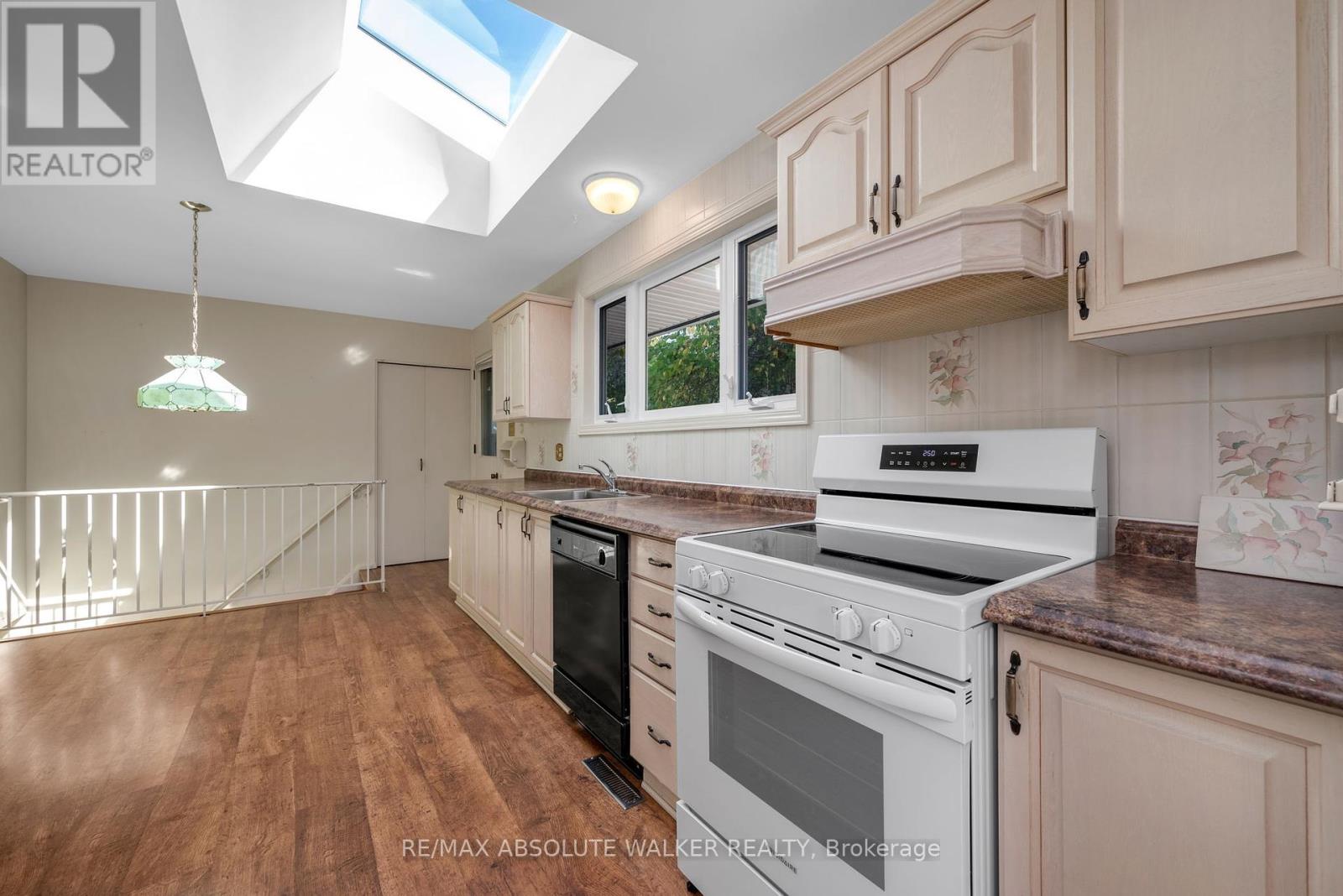 773 Eastvale Drive, Ottawa, Ontario  K1J 6Z9 - Photo 12 - X12428756