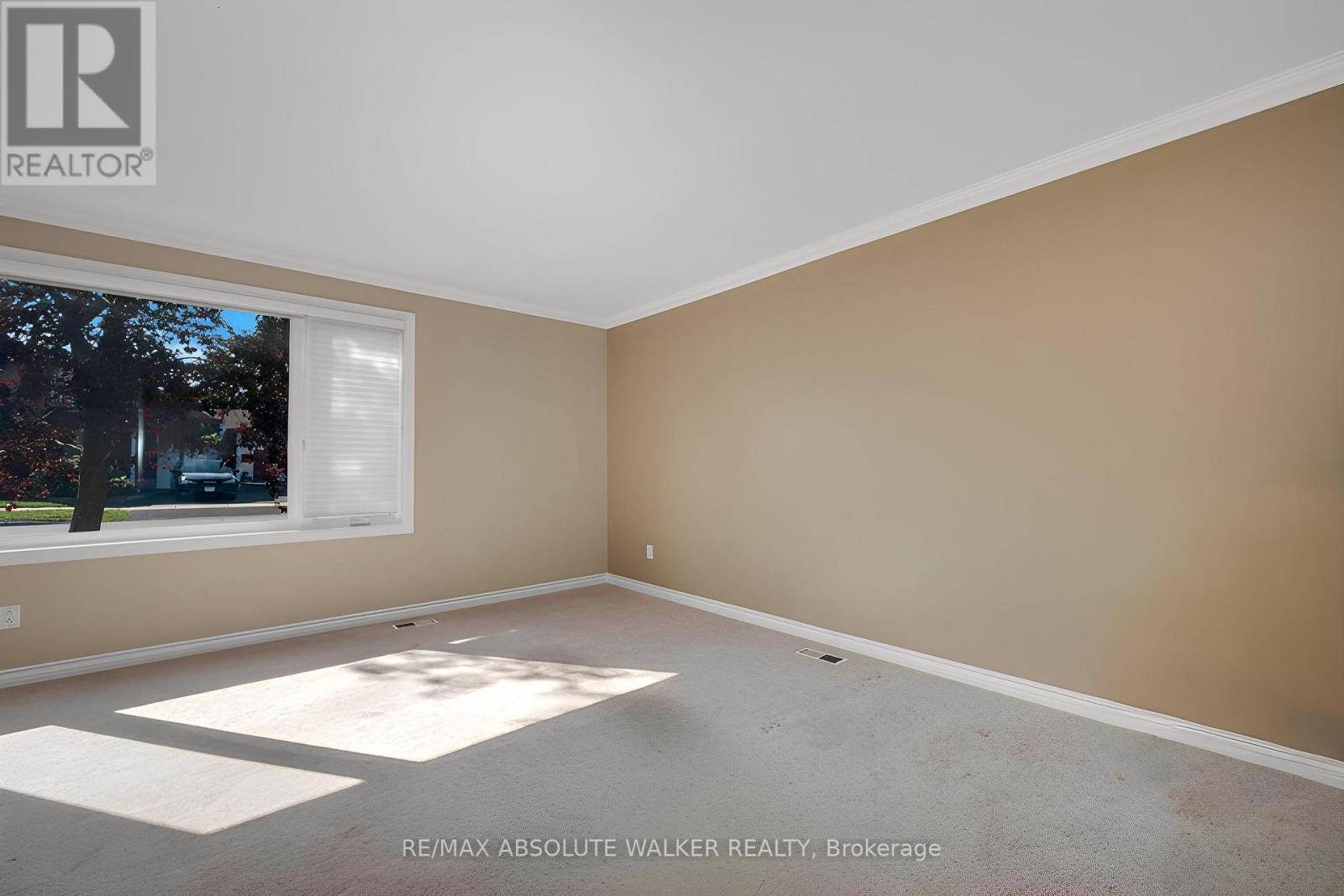 773 Eastvale Drive, Ottawa, Ontario  K1J 6Z9 - Photo 5 - X12428756