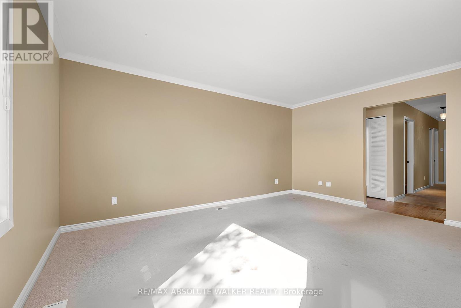 773 Eastvale Drive, Ottawa, Ontario  K1J 6Z9 - Photo 6 - X12428756