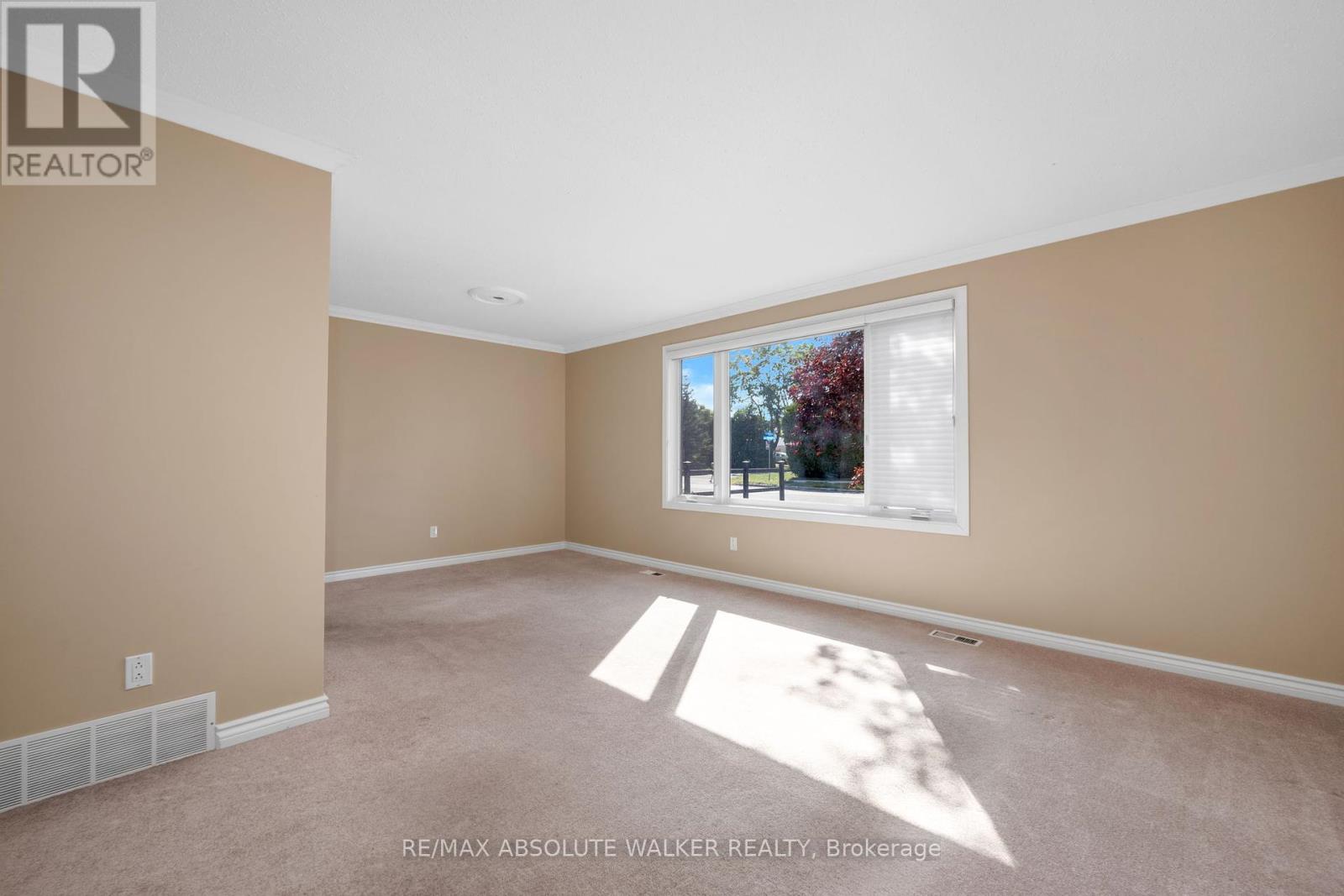 773 Eastvale Drive, Ottawa, Ontario  K1J 6Z9 - Photo 7 - X12428756