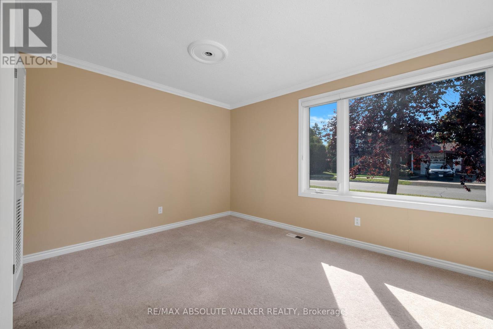 773 Eastvale Drive, Ottawa, Ontario  K1J 6Z9 - Photo 9 - X12428756