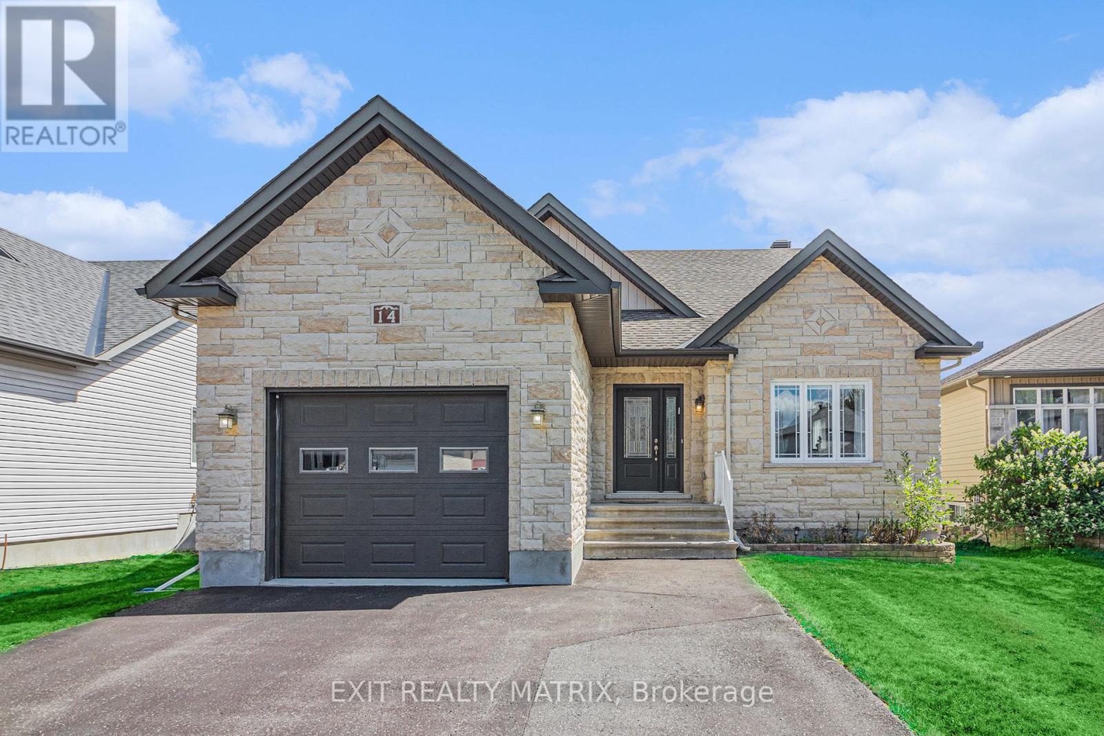 14 Provost Street, North Stormont, Ontario  K0A 1R0 - Photo 2 - X12428771
