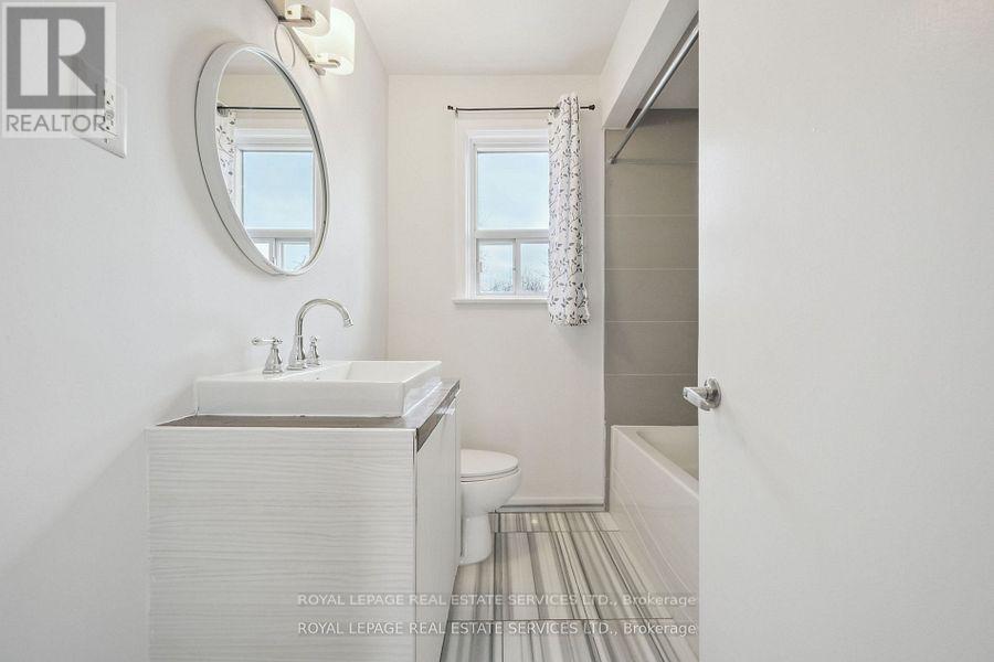 256 Zelda Crescent, Richmond Hill, Ontario  L4C 2Y5 - Photo 10 - N12428602